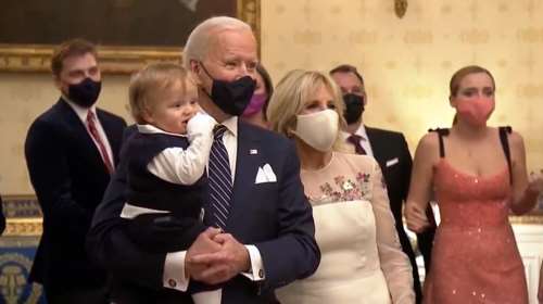 Ο τρυφερός... παππούς Τζο Μπάιντεν: Χορεύει κρατώντας στην αγκαλιά του τον 8 μηνών εγγονό του [βίντεο]