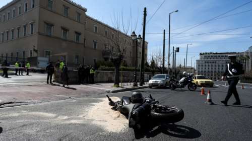 Τροχαίο στη Βουλή - Ντόρα Μπακογιάννη: &quot;Είμαι συντετριμμένη&quot; - Όχημα της ασφάλειάς της ενεπλάκη σε δυστύχημα