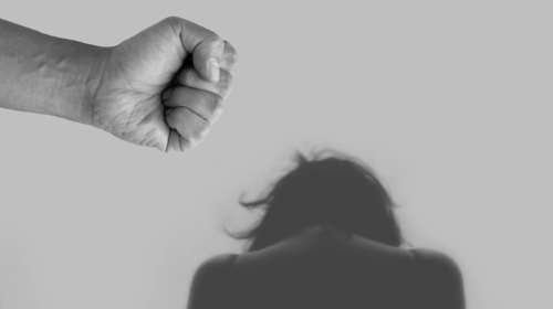 Ειδικός φρουρός συνελήφθη για τον ξυλοδαρμό της συζύγου του στο Νέο Κόσμο