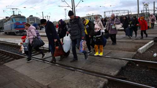 Ουκρανία: Απομακρύνονται άμαχοι από τις πόλεις- Καταγγελίες για βομβαρδισμό ανθρωπιστικού διαδρόμου στη Μαριούπολη
