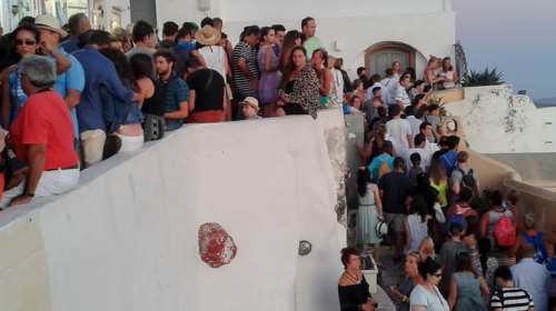 Πρωτοφανής ανακοίνωση στη Σαντορίνη: "Ελαττώστε τις μετακινήσεις σας, περιμένουμε 17.000 τουρίστες από κρουαζιερόπλοια"