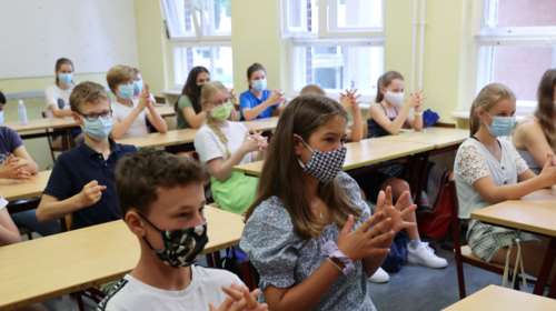 Κορονοϊός: Προβληματίζει η επιστροφή των εκδρομέων - Τι προτείνουν οι επιστήμονες για το άνοιγμα των σχολείων