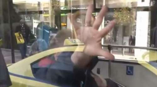 Ηλικιωμένη φασκελώνει κάμερα τηλεοπτικού σταθμού επειδή εμφανίστηκε σε πλάνο χωρίς να φοράει μάσκα