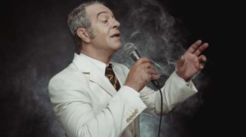 Η εντυπωσιακή μεταμόρφωση του Γιάννη Τσορτέκη σε Στράτο Διονυσίου - Επί σκηνής μαζί με τους γιους του τραγουδιστή