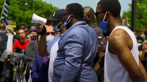 Συγκλονίζει ο αδελφός του Τζορτζ Φλόιντ: &quot;Ο δικός μας τρόπος δεν είναι η βία, είναι η ψήφος&quot; [βίντεο]