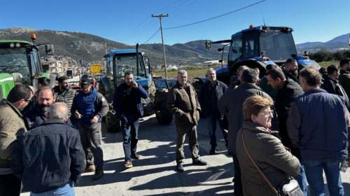 Αγρότες: Δεν σταματούν τους αποκλεισμούς με τα τρακτέρ στις εθνικές οδούς, παρά τη συνάντηση με Μητσοτάκη τη Δευτέρα