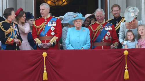 Ο &quot;ανατριχιαστικός&quot; πρίγκιπας: Η στιγμή που ο φακός τον έπιασε να κοιτάζει επίμονα το ντεκολτέ εργαζόμενης [εικόνα]