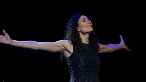 Λόρα Μπενάντι: Απέβαλε πάνω στη σκηνή και συγκλονίζει - &quot;Δεν υπάρχει ντροπή σε αυτού του είδους την απώλεια&quot;