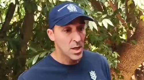 Πάτρα: Συγκινεί ο αστυνομικός που πήρε αγκαλιά τον 82χρονο για να τον σώσει από τη φωτιά