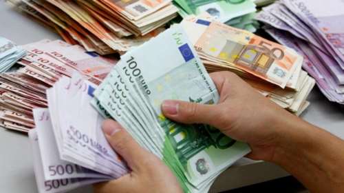 Τρίκαλα: Βρήκε στον δρόμο φάκελο με 17.000 ευρώ και τον παρέδωσε στην Αστυνομία