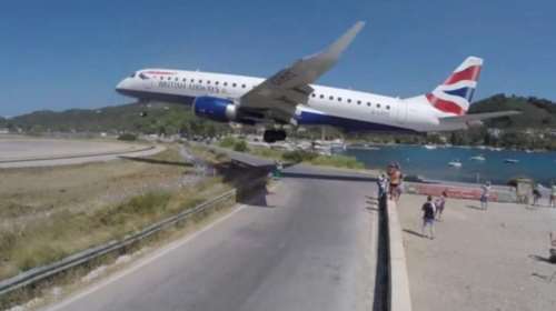 Τρόμος στη Σκιάθο: Ηλικιωμένος... εκσφενδονίστηκε από τα αέρια της τουρμπίνας αεροσκάφους [βίντεο]