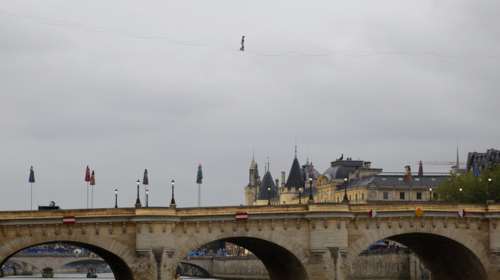 Ολυμπιακοί Αγώνες 2024: Οι ακροβάτες του Σηκουάνα - Μοναδικοί χορευτές μάγεψαν στον... αέρα [εικόνες]