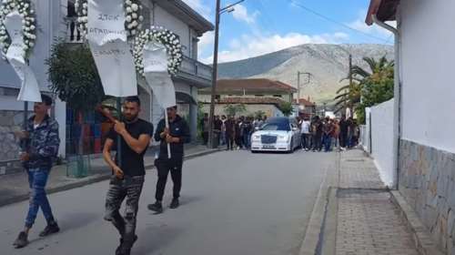 Τύρναβος: Θρήνος, δάκρυα και τραγούδια στην κηδεία του 19χρονου που σκοτώθηκε στο δυστύχημα με το λεωφορείο του ΚΤΕΛ