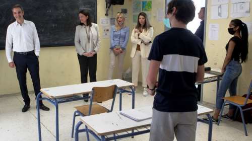 Ο Μητσοτάκης... αυτοτρολάρεται για τις Πανελλήνιες: Έκανα ένα βίντεο που δεν σας εύχομαι καλή επιτυχία [βίντεο]