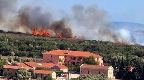 Σε ύφεση η φωτιά στην Κεφαλονιά: Προληπτική εκκένωση του οικισμού Δοριζάτα [Εικόνες-βίντεο]