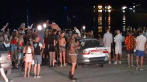 Οι αντάρτες του νέου ωραρίου στα μπαρ - Πάρτι σε παραλίες και πλατείες μέχρι το πρωί και... &quot;καμπάνες&quot; [εικόνες-βίντεο]