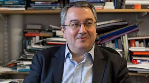 Μόσιαλος για Pfizer: H επέκταση του διαστήματος μεταξύ των δόσεων του εμβολίου ενισχύει τα αντισώματα σε ηλικιωμένους