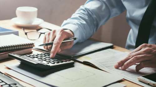 &quot;Σκλάβοι&quot; της εφορίας οι Έλληνες: Δουλεύουμε 179 μέρες τον χρόνο για να πληρώνουμε φόρους και ασφαλιστικές εισφορές