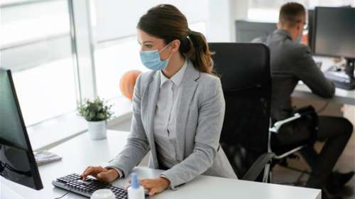 Τσουχτερά πρόστιμα σε εργοδότες που παραβιάζουν κάρτες εργασίας και γονικές άδειες - Τι προβλέπεται για την παρενόχληση