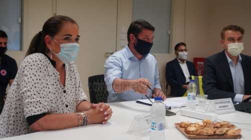 Στα Χανιά ο Χαρδαλιάς ενόψει του ανοίγματος των πτήσεων εξωτερικού: Σύσκεψη με μάσκες παρουσία της Ντόρας Μπακογιάννη