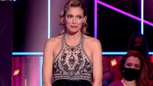 Βίκυ Καγιά: Η vintage σέξι και chic ολόσωμη διάφανη φόρμα από το 2001 που φόρεσε