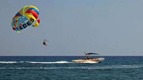 Ιός: 18χρονη τραυματίστηκε ενώ έκανε θαλάσσιο αλεξίπτωτο - Συνελήφθησαν η ιδιοκτήτρια και ο χειριστής του ταχύπλοου