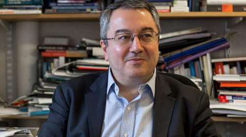 Ο Μόσιαλος προτείνει διεθνές ηλεκτρονικό πιστοποιητικό εμβολιασμού κατά του κορονοϊού