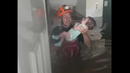 &quot;Ψυχούλα μου&quot;: Συγκλονίζει ο απεγκλωβισμός μωρού από πλημμυρισμένο σπίτι στη Θεσσαλία - Κλαίει με λυγμούς η μητέρα