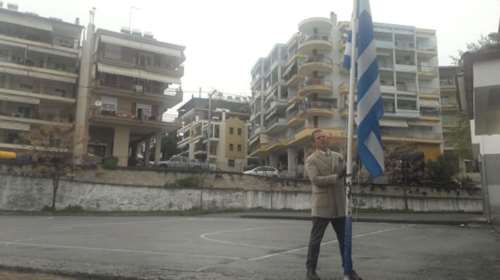 Διευθυντής δημοτικού σχολείου στα Γιαννιτσά τίμησε μόνος του την εθνική επέτειο της 25ης Μαρτίου