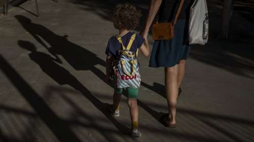 &quot;Νταντάδες της Γειτονιάς&quot;: Αυξάνεται στα 500 ευρώ το μηνιαίο voucher - Σύντομα οι πληρωμές