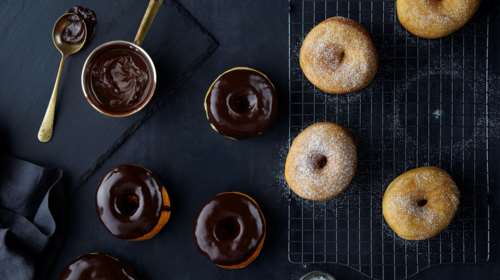 Ακης Πετρετζίκης: Συνταγή για απίθανα και γρήγορα ντόνατς σοκολάτας - Θα ξετρελαθείτε