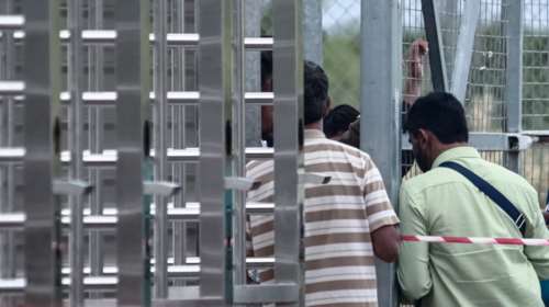 Εξέγερση σε δομή μεταναστών στις Σέρρες - Έκοψαν τα συρματένια πλέγματα και διέφυγαν