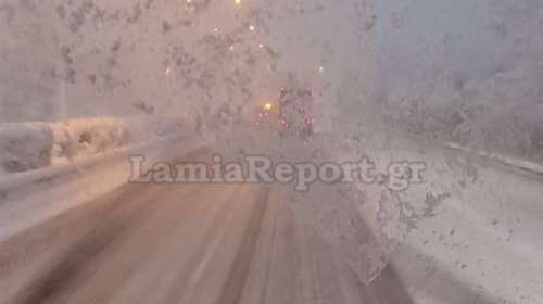 Έντονη χιονόπτωση στη Λοκρίδα - Μάχη με τον χιονιά στην εθνική οδό [εικόνες - βίντεο]