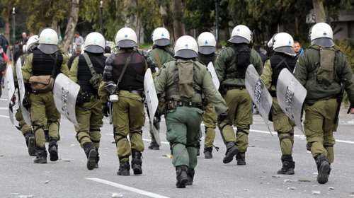 Νέα Φιλαδέλφεια: Άγνωστοι επιτέθηκαν σε διμοιρία των ΜΑΤ έξω από το γήπεδο - Τραυματίστηκαν τρεις αστυνομικοί