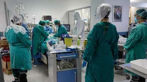 Τζάνειο: Μετά από 3 ώρες μας είπαν πως μάλλον έκαναν λάθος - Συγκλονίζει ο γιος της 62χρονης που υπεβλήθη από σφάλμα σε μετάγγιση αίματος