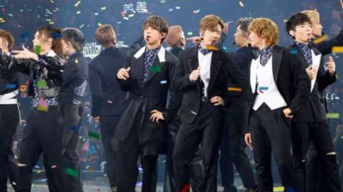 Σοκ σε συναυλία στο Χονγκ Κονγκ: Γιγαντοοθόνη έπεσε πάνω σε χορευτές [βίντεο]