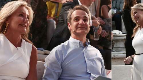 Μαρέβα Μητσοτάκη: Με λευκό μάξι jumpsuit, αρχαιοελληνικά σκουλαρίκια και πλεκτά σανδάλια στο Ηρώδειο