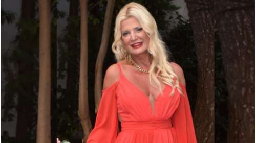 Μαρίνα Πατούλη: Κουμπάρα σε γάμο με αποκαλυπτικό φόρεμα - Επιασε την ανθοδέσμη