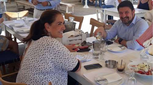 Ντόρα Μπακογιάννη - Νίκος Χαρδαλιάς: Γευμάτισαν μαζί σε ταβέρνα στο Μάραθι της Κρήτης [Εικόνες]