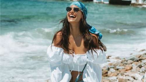 Χριστίνα Μπόμπα: Η βόλτα στη μικρή Βενετία με άψογο look - Το μακρυμάνικο crop top και το ψηλόμεσο σορτσάκι