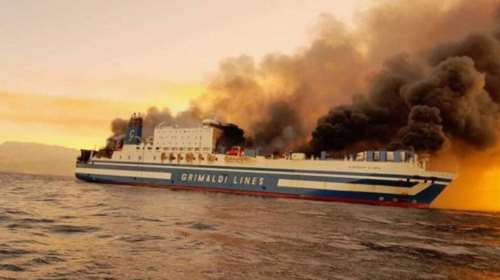 Στις φλόγες πλοίο ανοιχτά της Κέρκυρας με 288 επιβαίνοντες - Το εγκατέλειψαν με σωσίβιες λέμβους [Εικόνες - βίντεο]
