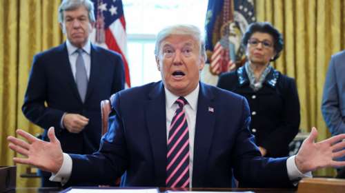 Γυρίζουν την πλάτη οι Αμερικανοί στον Τραμπ: Οι μισοί δεν τον εμπιστεύονται μετά τη σύστασή του να πιουν απολυμαντικά