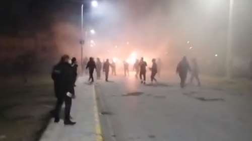 Επεισόδια με μολότοφ και χημικά στον Ασπρόπυργο: Κάτοικοι αντιδρούν στα μέτρα lockdown [Βίντεο]