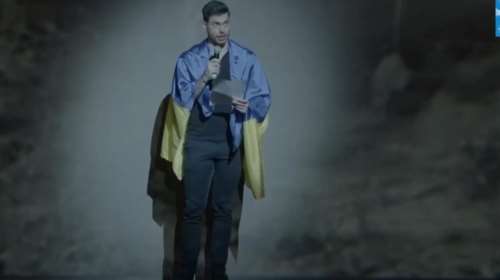 Ένταση στην Εθνική Λυρική Σκηνή: Χορευτής εμφανίστηκε με ουκρανική σημαία, το κοινό γιούχαρε μουσικούς που αντέδρασαν [Βίντεο]