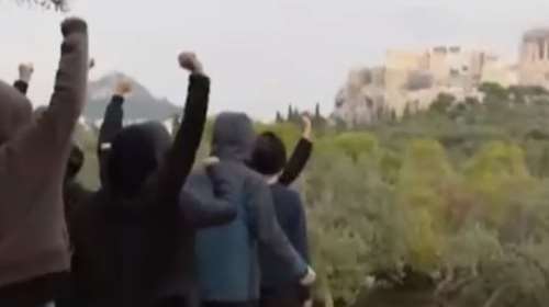 &quot;Ξεπαρθενών&quot;: Σάλος με την ταινία που περιέχει σκηνές σεξ μεταξύ ανδρών στην Ακρόπολη [Βίντεο]