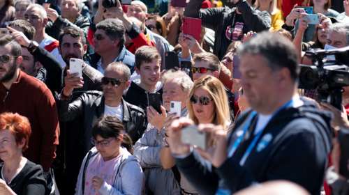 Αδιόρθωτοι: Πλήθος κόσμου αψήφησε τα μέτρα για τον κορονοϊό... για να δει τον Τζέραλντ Μπάτλερ