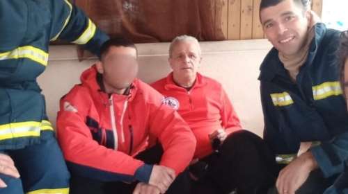 Η πρώτη φωτογραφία του νεαρού σκιέρ που βρέθηκε σώος σε μακρινό καταφύγιο στο Σέλι- Μαζί με τους διασώστες του