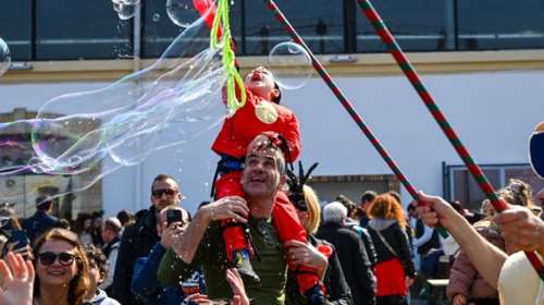 Σία Κοσιώνη - Κώστας Μπακογιάννης: Διασκεδάζουν με τον γιο τους στο Γκάζι - Με αποκριάτικη μάσκα η παρουσιάστρια [εικόνες]