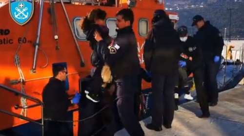 Ναυάγιο στη Σάμο: Βίντεο από τη διάσωση 18 μεταναστών - Αγνοούνται τέσσερις