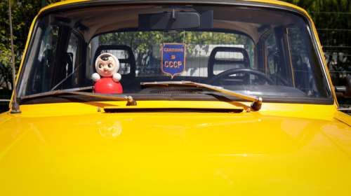 Η ιστορία επαναλαμβάνεται στη Ρωσία: Άρχισε ξανά η παραγωγή των σοβιετικών Moskvich σε πρώην εργοστάσιο της Renault